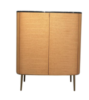 Buffet moderne en placage de chêne avec plateau en marbre noir, armoire de rangement à 2 portes avec pieds en métal