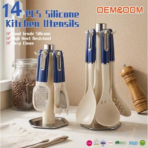 Ensemble d'ustensiles de cuisine en silicone pour la préparation culinaire, comprenant spatule, louche, écumoire, éplucheur et râpe, avec support de rangement rotatif - Product Image 1