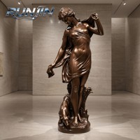 Sculpture en bronze coulé décorative d'intérieur pour hall d'hôtel, représentant la déesse Diana Artemis moderne à robe drapée et chien de chasse, 180 cm
