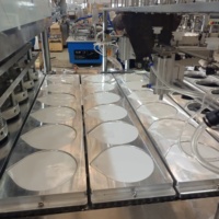 Machine de scellage automatique pour gobelets en plastique pour lait, eau, yaourt, thé, machine de remplissage et de scellage automatique de gobelets