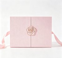 Boîte cadeau de luxe en carton rigide recyclable à double porte magnétique avec logo métallique Camélia, poignée en ruban personnalisée et foulard imprimé quadricolore