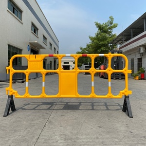 Barrière de circulation jaune en PEHD de 2 m avec protection IP65 et réflecteur prismatique haute intensité pour le contrôle temporaire des foules - Product Image 1