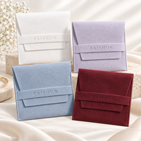 Pochette à bijoux en microfibre blanche personnalisée avec logo OEM ODM, fabrication directe d'usine, logo en relief pour l'emballage des bagues