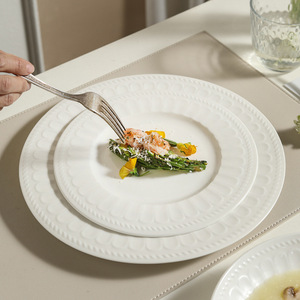 Assiette plate en porcelaine française gaufrée avec logo imprimé, origine Chine, design moderne pour hôtels et restaurants, vente en gros haut de gamme - Product Image 2