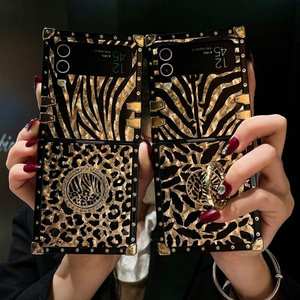 Funda dorada de plumas de leopardo de lujo para <span class=keywords><strong>Samsung</strong></span> <span class=keywords><strong>Z</strong></span> <span class=keywords><strong>Flip</strong></span> 5/6/4 funda de teléfono electrochapada de moda con contraportada de anillo de dedo - Product Image 2
