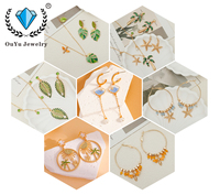 Set Perhiasan Kalung dan Anting Wanita Model Daun Semanggi Berlapis Emas dengan Mutiara 3D, Perhiasan Floral Fashionable