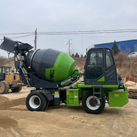 SQMG Camion malaxeur à béton mini portable auto-chargeur avec un moment de charge élevé, puissance de 75 kW, conception à roues automatique pour béton prêt à l'emploi