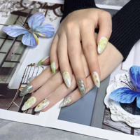 Faux ongles à presser effet dégradé vert matcha, papillons 3D et feuille d'or, motifs peints à la main, fournitures pour ongles en gros pour supermarchés