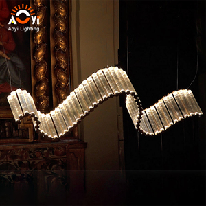 Lampada a Sospensione in Vetro a Strisce Verticali con Cornice Dorata Ondulata per Hall di Hotel di Lusso e Spazi con Soffitti Alti in Villa, Stile Moderno - Product Image 1