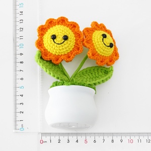 Tournesol souriant réaliste en fil tricoté à la main en pot - A remporté la première place pour la Journée des enseignants - Product Image 4