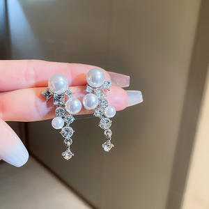 Boucles d'oreilles élégantes en or blanc avec fausses perles et cristaux pour mariage, bijoux classiques en perles pour femmes E2457 - Product Image 4