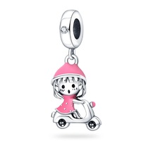 Breloques originales en zircon argenté plaqué cuivre, accessoire de bijouterie à faire soi-même. Design de fille mignonne à moto. Article le plus vendu.