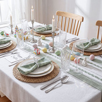 Ensemble de décoration de table élégant, professionnel et moderne pour Pâques, avec serviettes à carreaux verts et anneaux de serviette oreilles de lapin pour les fêtes