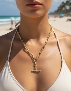 Collar Personalizado de Acero Inoxidable con Baño de Oro de 18K PVD, Cadena <span class=keywords><strong>Figaro</strong></span> y Dije en Forma de T para Mujer - Product Image 3