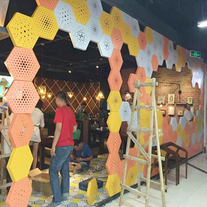 Láminas <span class=keywords><strong>de</strong></span> aluminio perforadas poligonales para decoración <span class=keywords><strong>de</strong></span> cafeterías, paneles <span class=keywords><strong>de</strong></span> techo <span class=keywords><strong>de</strong></span> aluminio poroso personalizados. - Product Image 5