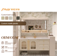 Ensemble de meuble-lavabo de salle de bain en chêne de style français avec vasque en céramique intégrée, comptoir en quartz, meuble sous-vasque couleur crème et miroir intelligent
