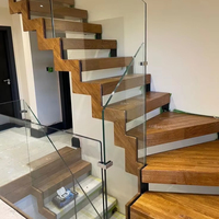 Escalier moderne en bois de chêne massif à poutre unique avec barre solide, garde-corps en verre et en métal, utilisation intérieure pour appartements et maisons