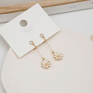 Pendientes de Plata 925 con Diseño de Margarita Coreana, Pendientes Colgantes con Clip de Flor Margarita para Mujer, Chapados en Oro, Tipo Huggie - Product Image 4