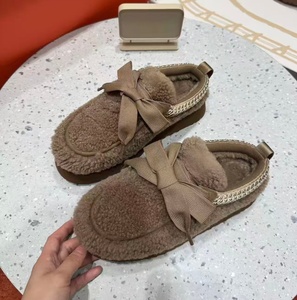 Pantuflas de plataforma para mujer, personalizadas, de alta calidad, con decoración de lazo, forro de felpa cálido, antideslizantes, informales, de invierno, estilo UGG, de lana. - Product Image 3