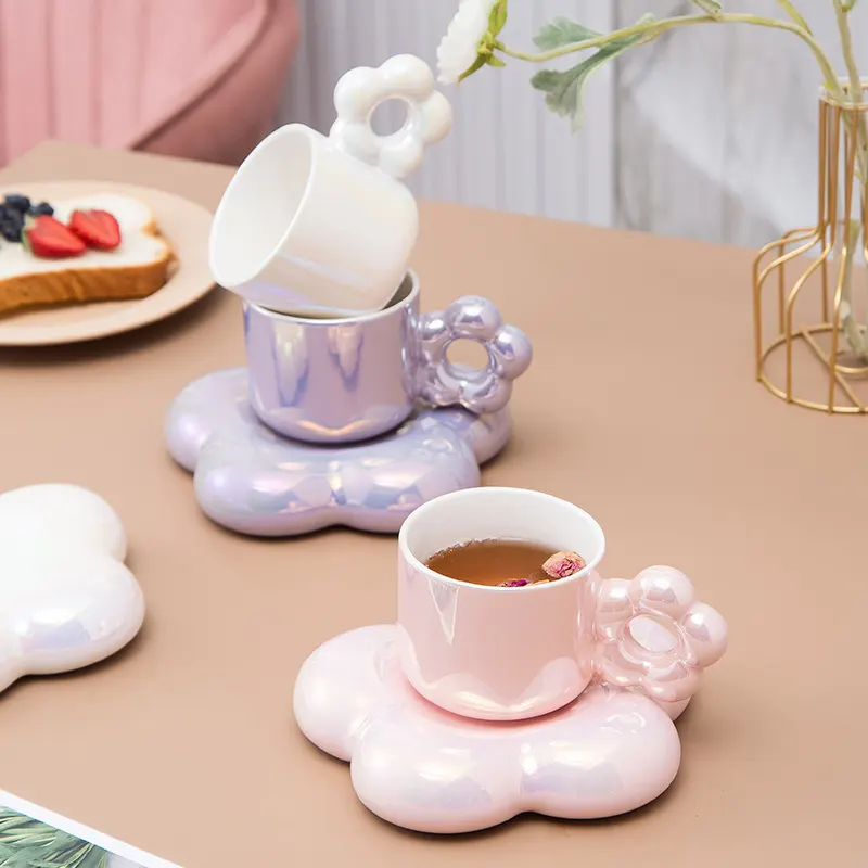 Set di tazze personalizzate a forma di tazza di caffè di lusso in ceramica piattini camera degli ospiti di fiori turco riutilizzabile manica araba ghiaccio con coperchi festa bianca