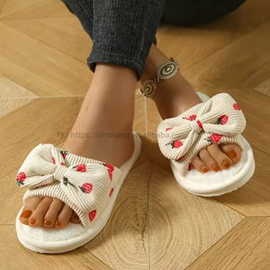 Mules classiques à bout ouvert pour femmes, motif fraise, avec mousse à mémoire de forme douce et antidérapante, pour la plage et l'hiver, compatibles avec la mode printanière - Product Image 4