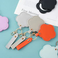 Miroir de maquillage portable en cuir PU avec porte-clés, miroir rond rotatif à fleurs tendance, mini miroir à suspendre pour femmes