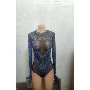 Combinaison en strass transparente en gros pour femmes, style club sexy avec imprimé pailleté pour les événements et spectacles de mode estivaux - Product Image 1