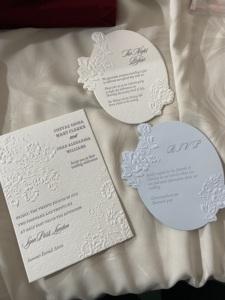 Tarjeta de Menú de Invitación de Boda de Lujo Personalizada, Impresa en Offset, Papel de Algodón, Grabado en Relieve, Logotipo Personalizado - Product Image 3