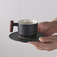 Ensemble tasse et soucoupe à café en céramique avec poignée en bois, design ondulé noir et blanc mat, mug à expresso pour la maison et le café