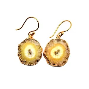 Boucles d'oreilles pendantes en or 24 carats plaqué pierre naturelle naturelle, forme organique solaire Durzy Dangle Drop Hooks Boucles d'oreilles bijoux pour femmes
