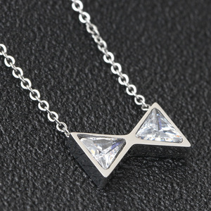 Collier en cristal en forme de nœud papillon, design géométrique, serti de zirconium, en acier plaqué or rose, pour un usage quotidien - Product Image 2