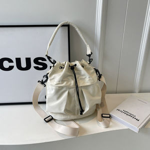 กระเป๋าทรงถังสไตล์แฟชั่นสำหรับสุภาพสตรี กระเป๋าสะพายข้างวัสดุไนลอน ออกแบบโดยดีไซเนอร์ผู้มีเอกลักษณ์เฉพาะตัว.5803 - Product Image 3