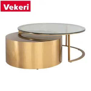 Modernes, leichtes, rundes Gold metall mit Couch tisch aus Glas verleiht dem Wohnzimmer Mode.