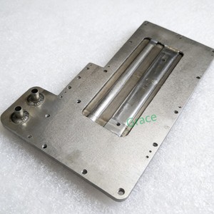 Piastra di raffreddamento liquida in <span class=keywords><strong>alluminio</strong></span> per frizione a stiramento/saldatura a fusione e brasatura sottovuoto per raffreddamento telecomunicazioni, lavorata a CNC con tubo in rame - Product Image 1