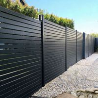 Panneaux de clôture en WPC gris à motifs décoratifs découpés au laser, clôture de jardin à intimité totale pour usage en ranch, poteaux robustes thermolaqués
