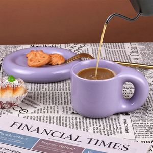Ensemble de tasses à café en porcelaine vintage européennes de grande taille et soucoupes ovales personnalisées - Product Image 5