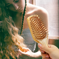 Grande brosse à cheveux naturelle carrée et ovale en bois pour le massage du cuir chevelu.