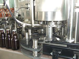 Máquina de llenado de botellas de vidrio de <span class=keywords><strong>agua</strong></span> de soda de refresco carbonatado/línea de producción - Product Image 4