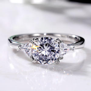 Anello di Fidanzamento F779 in Oro Bianco con Diamante Taglio Brillante Naturale Colore D e Pietre Laterali a Triangolo - Product Image 2