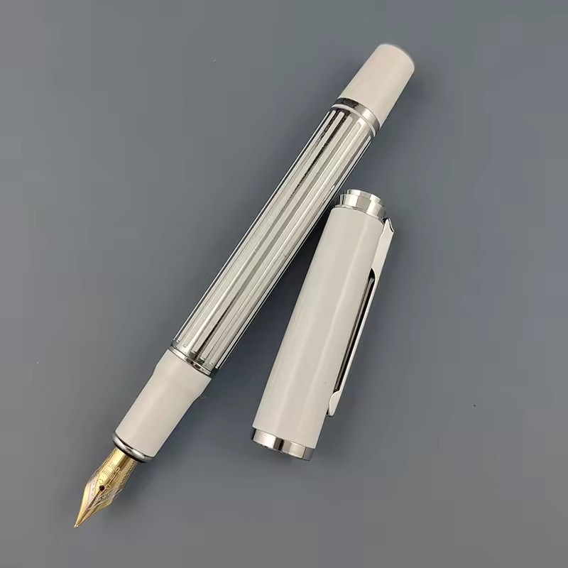 pluma estilográfica blanca