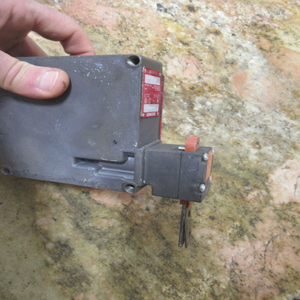 Nieuwe originele INTERLOCK SWITCH TZ1LC110PGR GARANTIE PLC-programmeringscontroller - Product Image 1