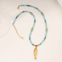 Collar de Verano con Cuentas de Piedra Natural Azul, Cristal Blanco Rectangular, Perla de Agua Dulce y Dije de Pez Dorado en Acero Inoxidable