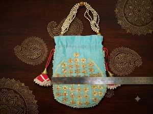 Sac Potli en Gota Patti doré fait main pour femmes, sac à main ethnique indien pour mariages, fêtes, festivals et cadeaux spéciaux - Product Image 4