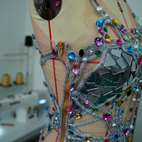Mini-robe multicolore en strass, tulle rose nacré effet miroir argenté, maille nude sans manches, costume de scène pour spectacle de showgirl