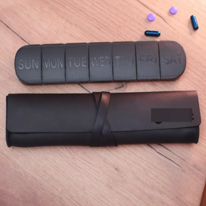 Portapillole in Pelle PU, Organizzatore per Medicinali, Astuccio da Viaggio, Custodia Incisa con Vassoio in Plastica, Regalo per <span class=keywords><strong>Padre</strong></span> - Product Image 3