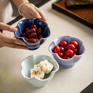 Assiette à dessert en céramique de style chinois, à pied haut, en forme de pétale de lotus, pour servir des fruits et des collations lors de mariages - Product Image 2