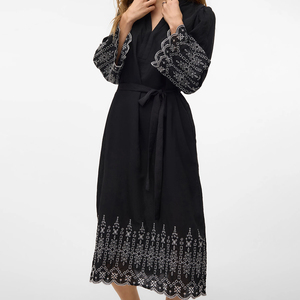 Robe midi fluide noire brodée <span class=keywords><strong>style</strong></span> bohème <span class=keywords><strong>chic</strong></span> pour femme, coupe décontractée avec détails en dentelle, vente en gros personnalisée Wisrise Fashion - Product Image 3