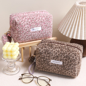 Serviette Douce et Tendance à Motif Léopard, Grande Capacité, Portable, avec Fermeture Éclair, pour <span class=keywords><strong>Femme</strong></span>, Idéale pour le Rangement et les Voyages, Automne Hiver - Product Image 1