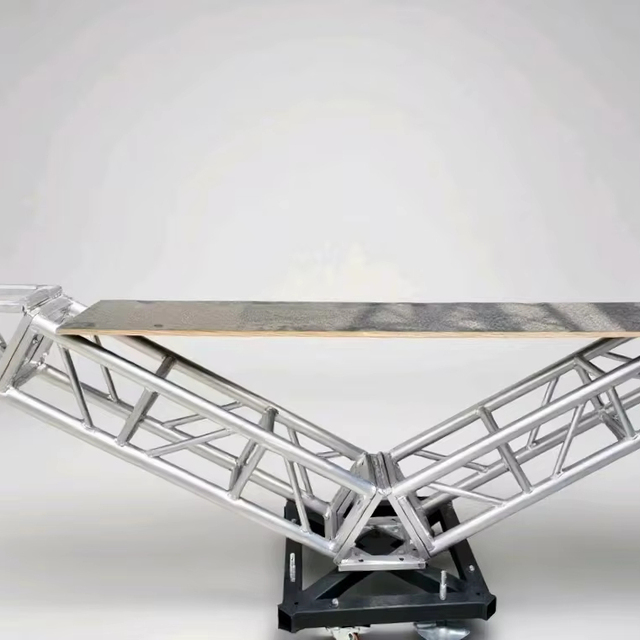 High Quality Portable DJ Booth Aluminum Alloy Material Good Design Outdoor Stage Performance Table Triangle Truss Truss Displays