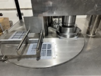 Ligne de production entièrement automatique de biscuits compressés et de barres énergétiques pour l'extérieur avec emballage flow-pack